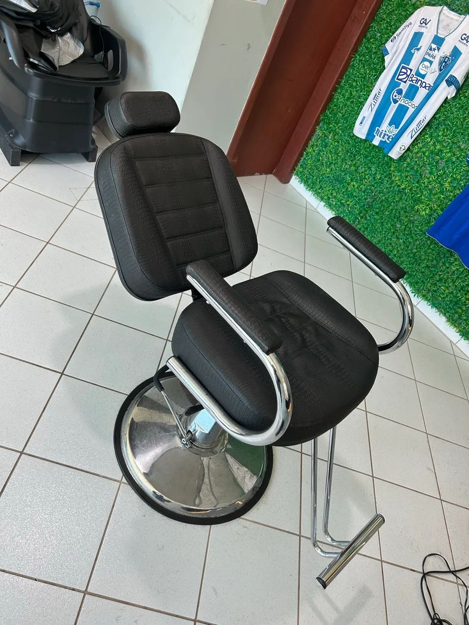 Cadeira de barbeiro, Valor 900