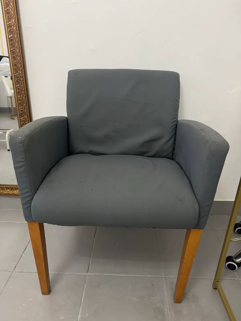 Poltrona cinza tecido 