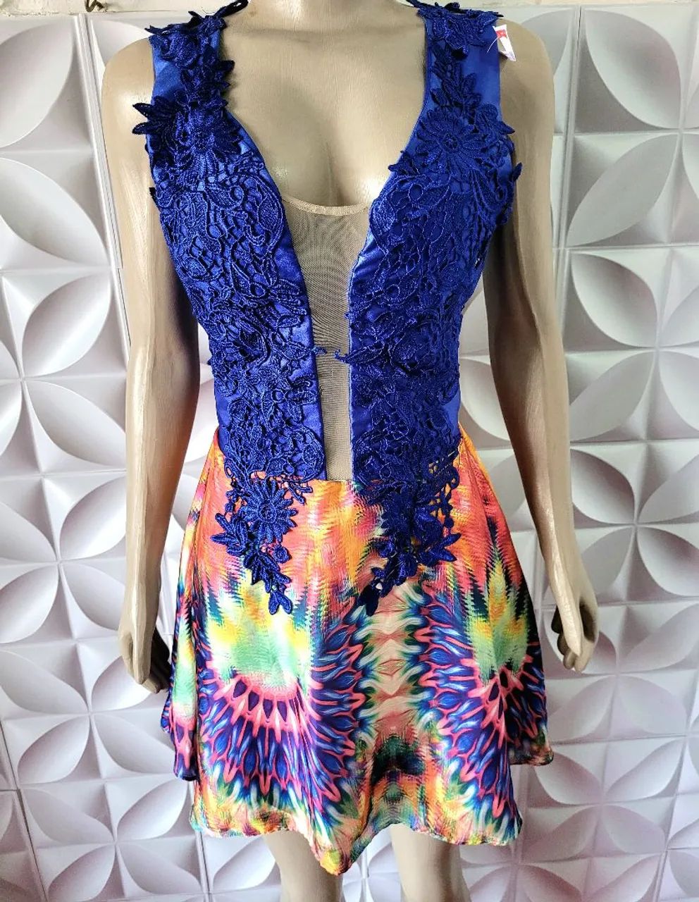 vestido com corpete rendado azul e saia estampada colorida tamanho M