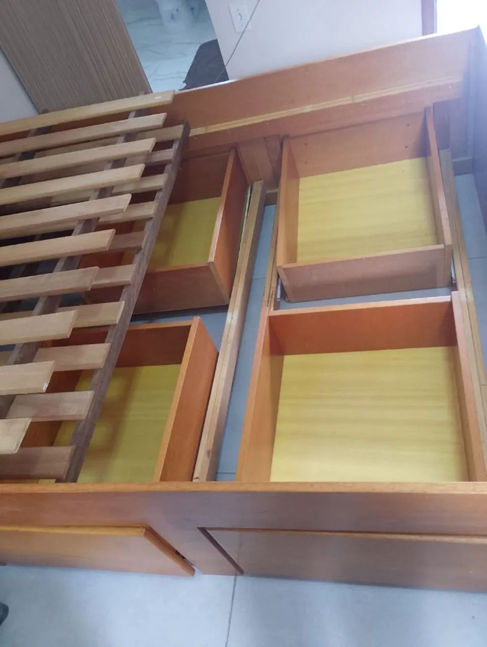 Cama de madeira com 4 gavetas e um colchão. - Foto 4