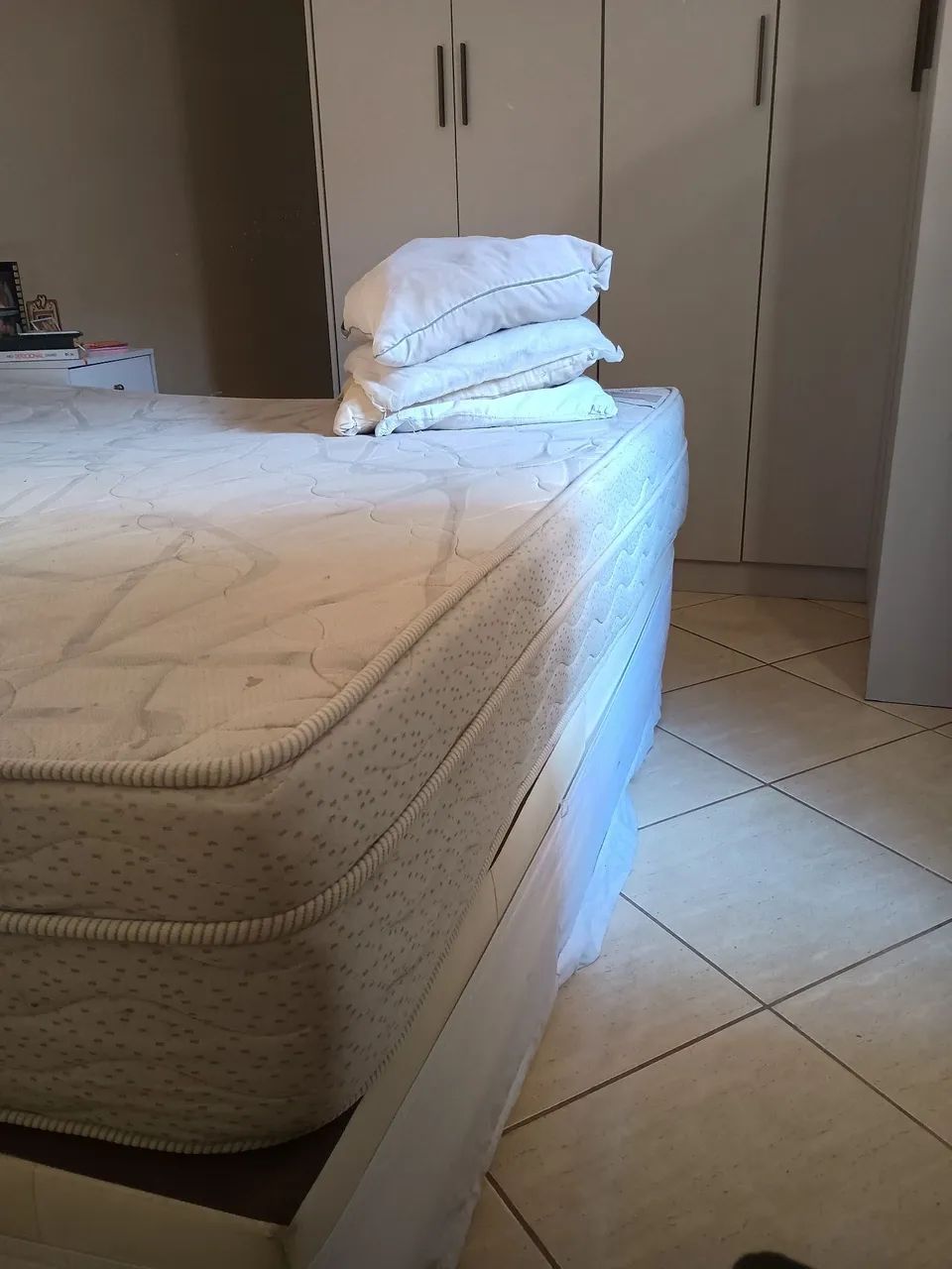 COLCHAO E CAMA KING CONSERVADO - Foto 4