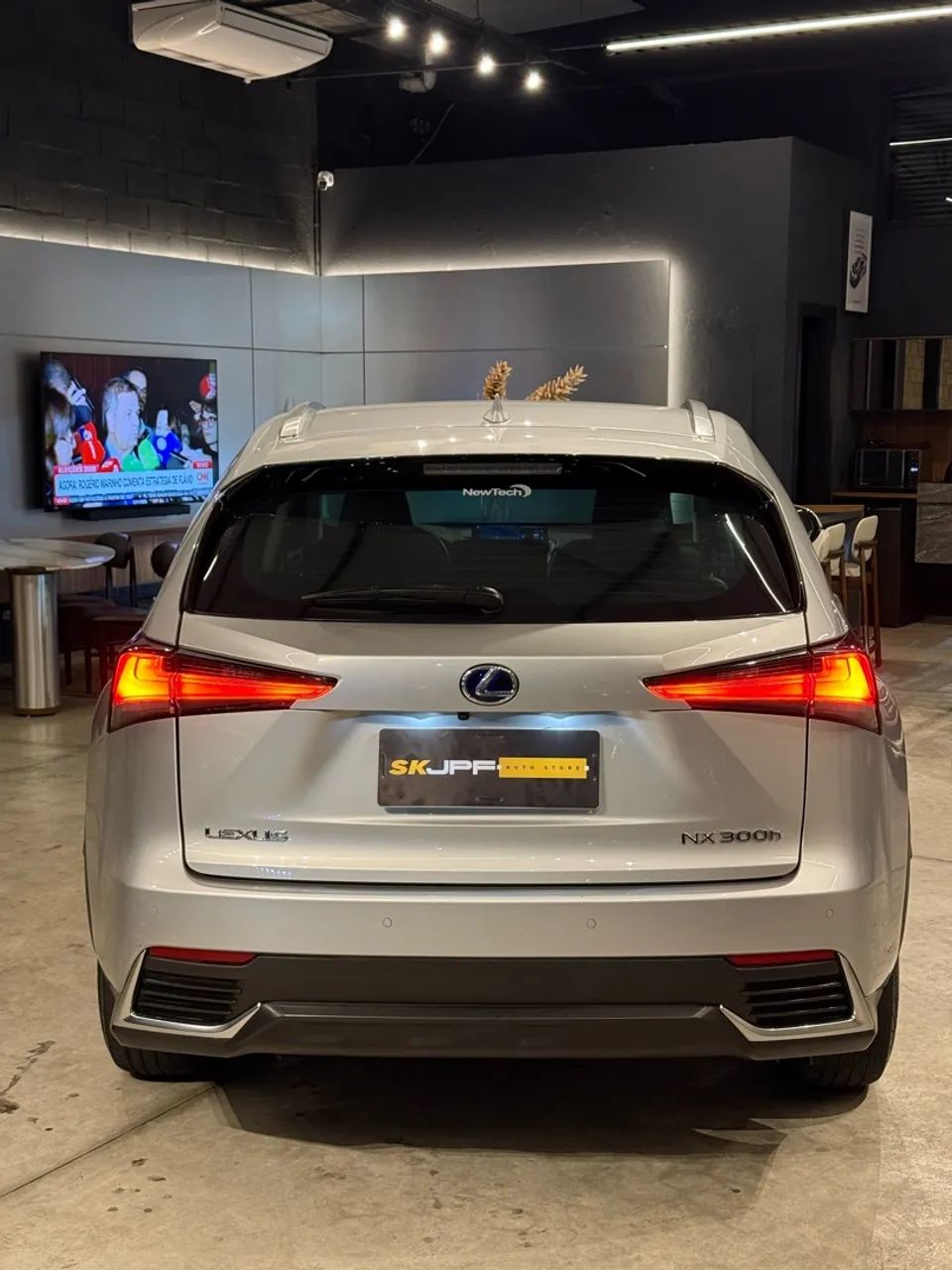 Lexus NX-300 H Luxury 2.5 16V Aut., foto 6 de 11