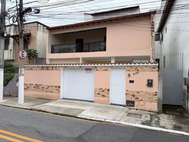 Casa no Centro com 2 quartos espaçosos  com suíte  para locação .