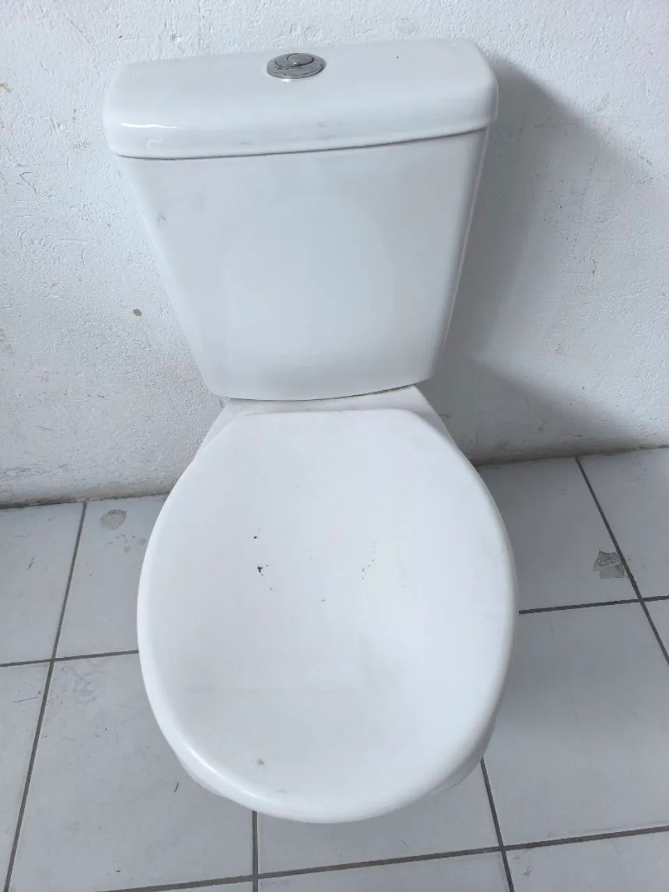 Vendo Vaso sanitário com caixa acoplada.