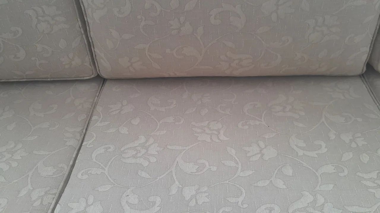 Lindo sofá, três lugares, cor neutra. - Foto 5