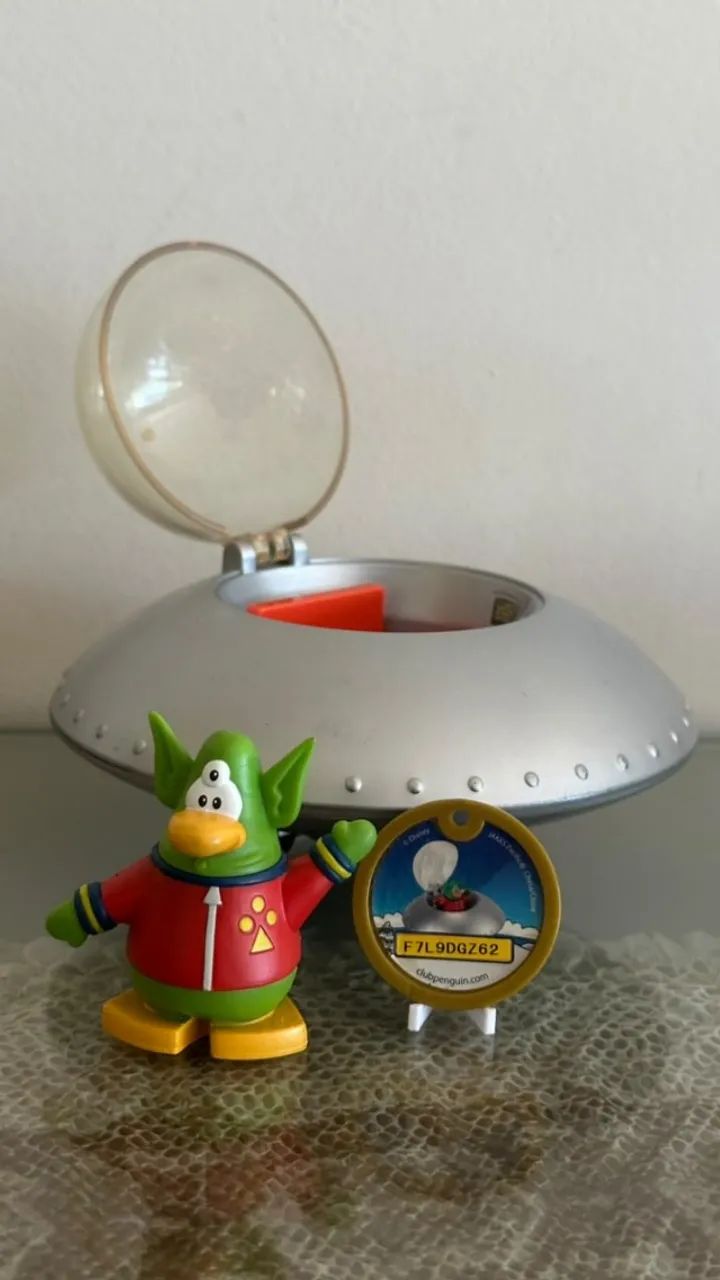 Disco Voador do Club Penguin com Alien e Moeda - Foto 2