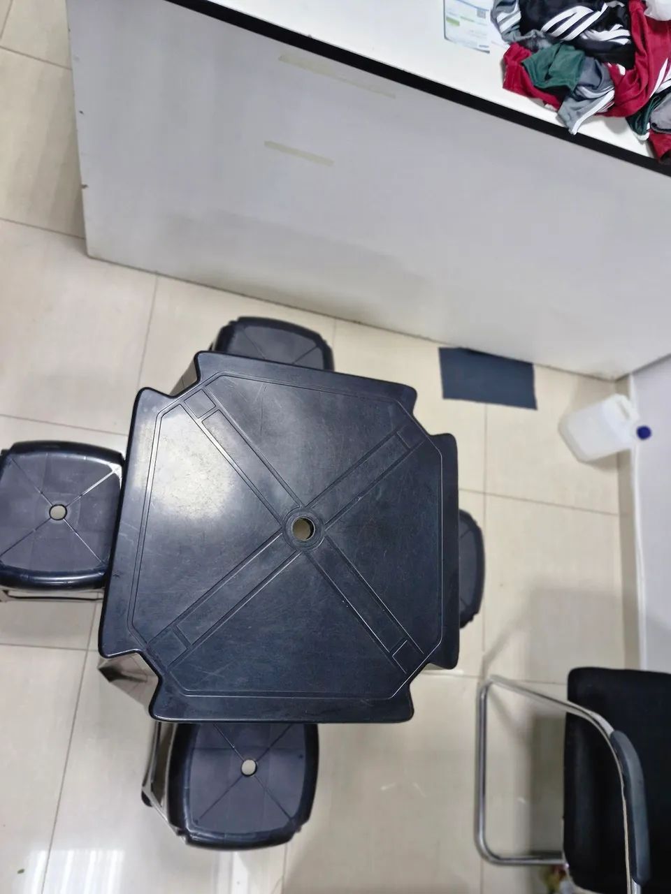 MESA DE PLÁSTICO COM 4 BANQUETAS - Foto 2