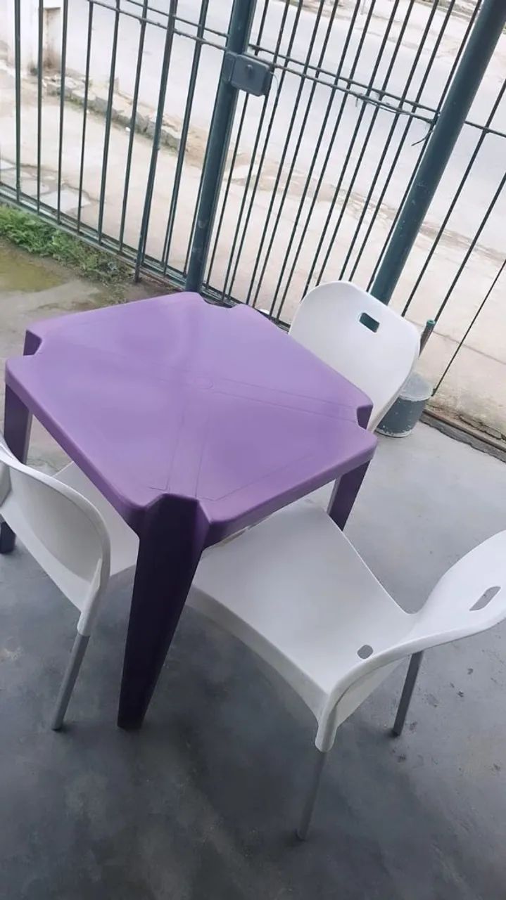 Conjunto de mesa e cadeiras reforçadas com pés de aço.  - Foto 2