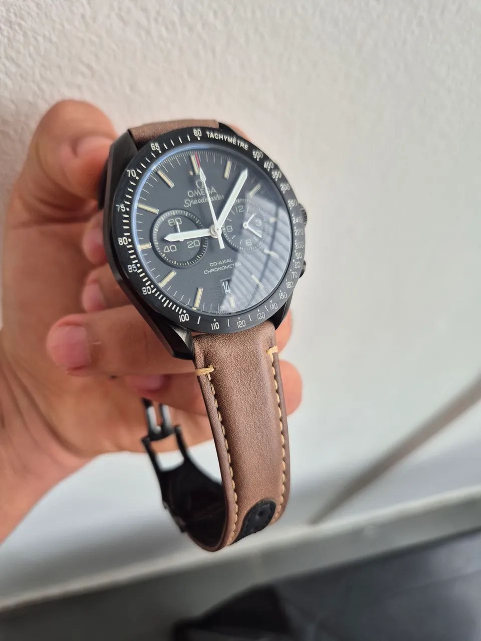 Relógio Speedmaster Dark Side of the Moon com pulseira de couro