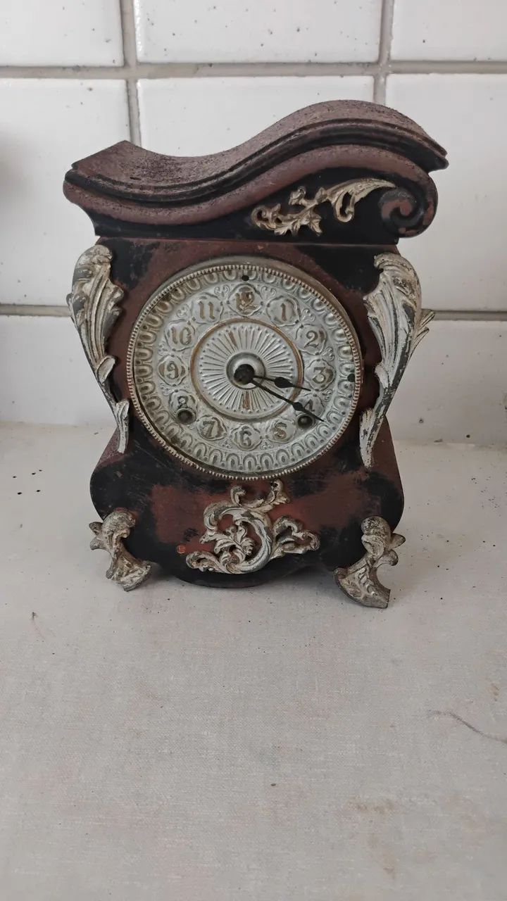 Relógio de mesa antigo estilo Rococó 