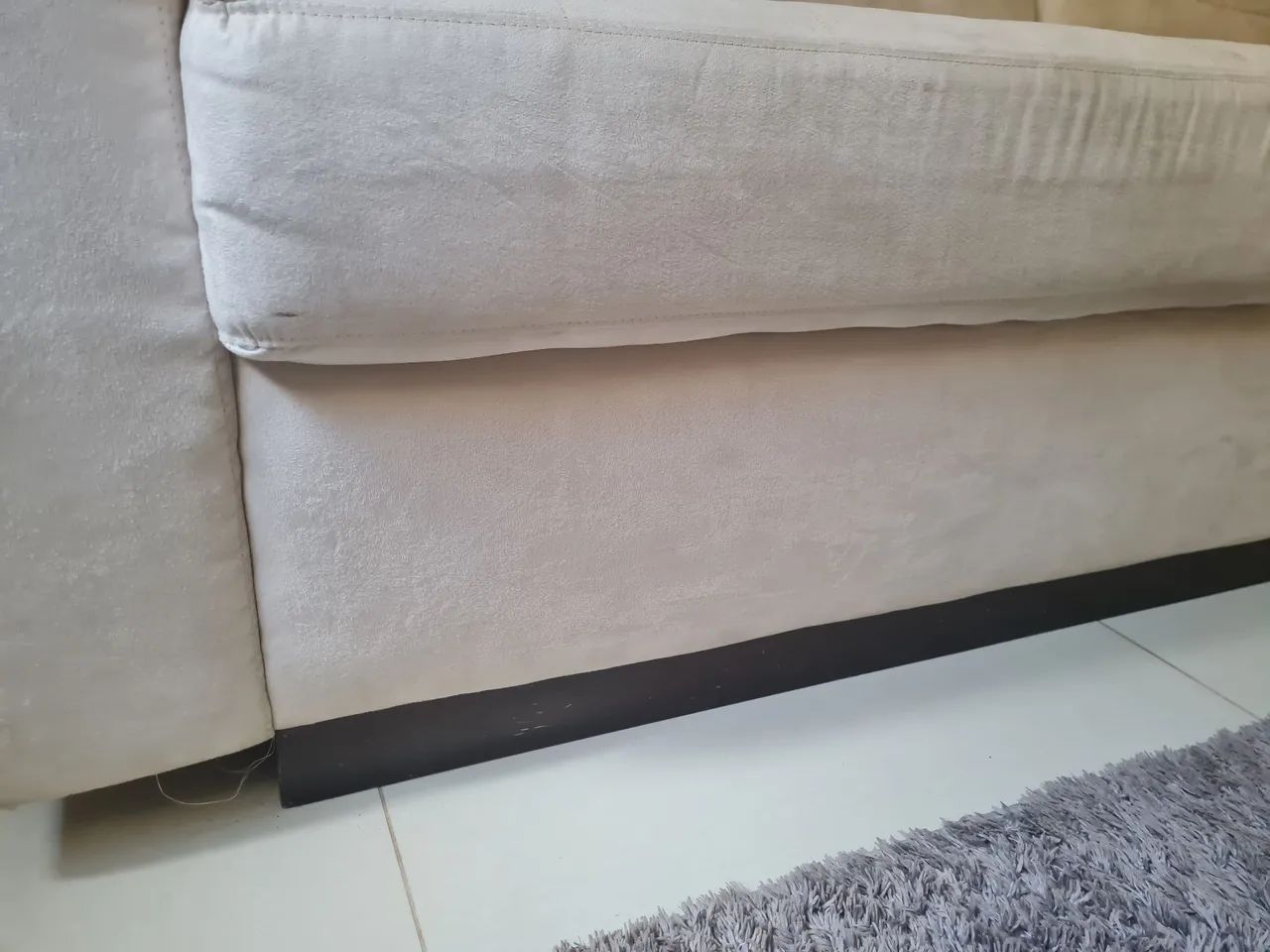 Sofa 3 lugares bege de suede - Foto 3