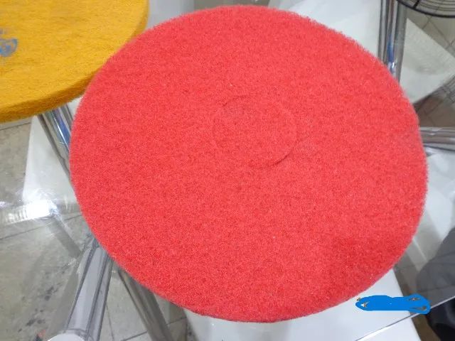 Discos de limpeza para enceradeira industrial. Um amarelo e um vermelho - Foto 2