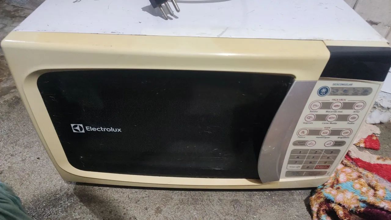 Microondas para concertar, ou retirar peças , parou de funcionar, está sem o prato!!