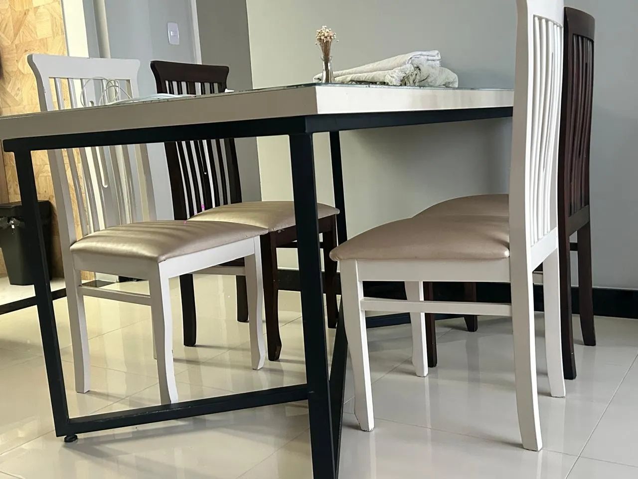 VENDO CONJUNTO DE MESA DE JANTAR + 6 CADEIRAS