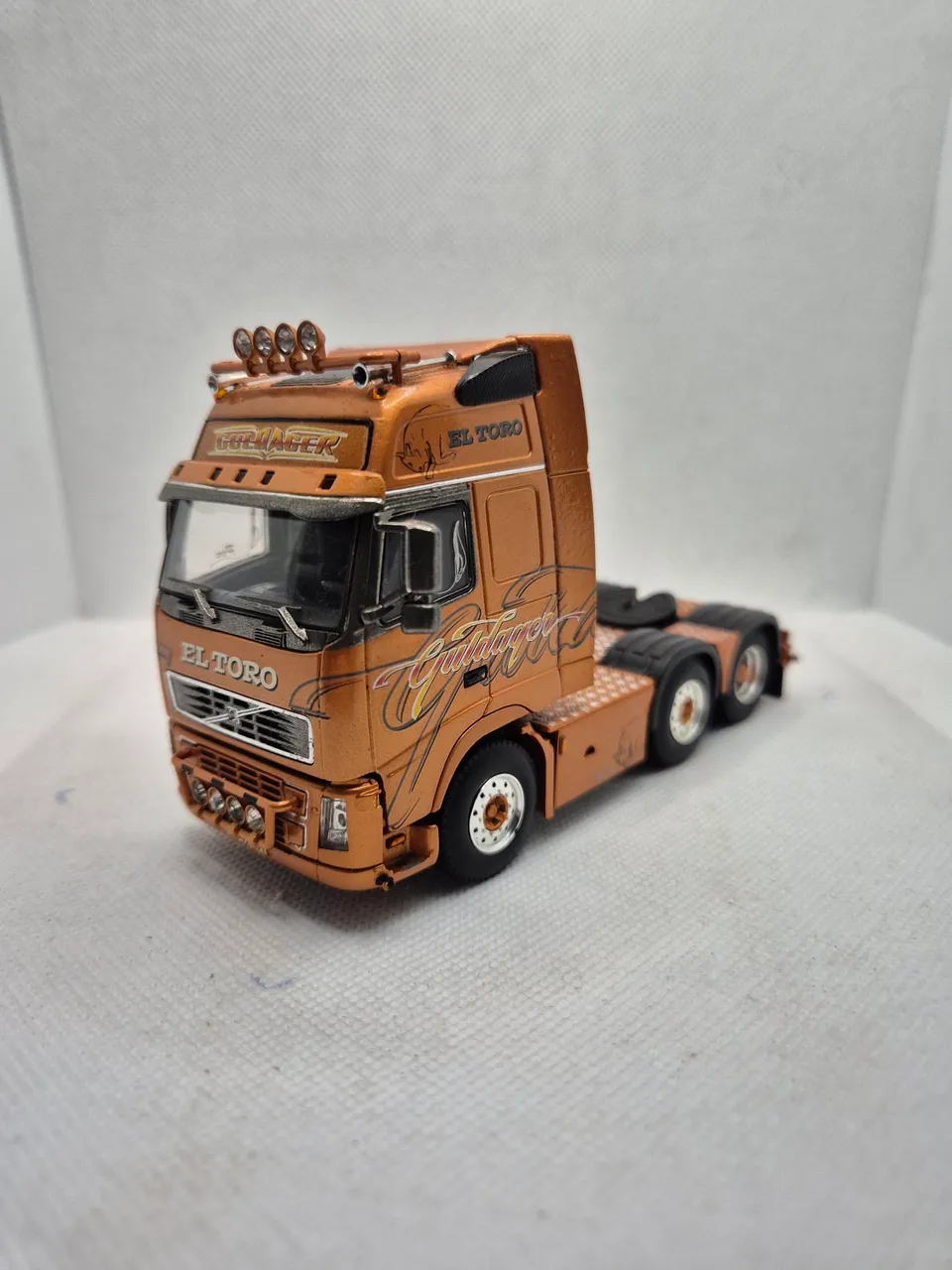 Miniatura Volvo FH Globetrotter 6x4 The Chief - Escala 1/50