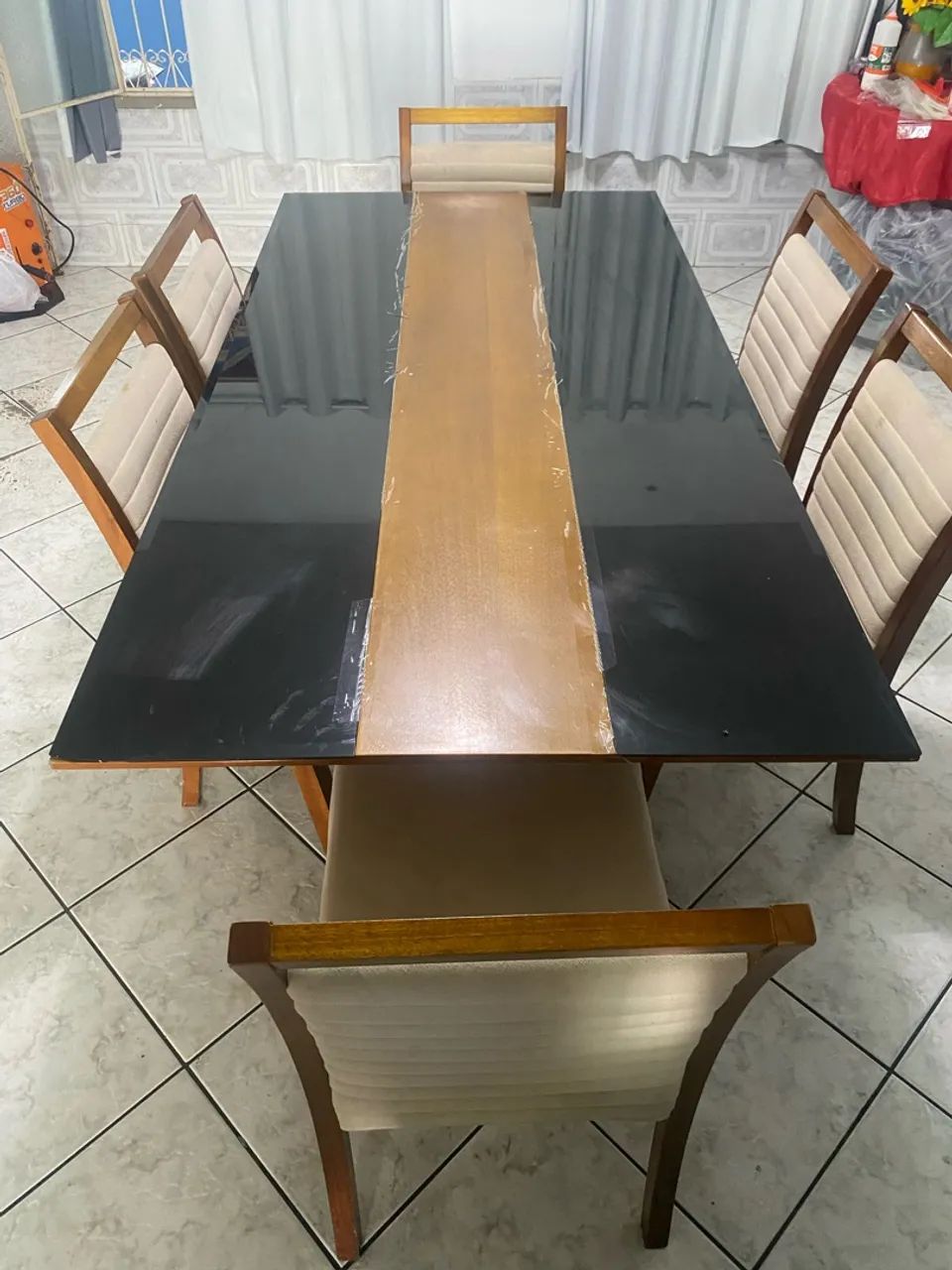 Mesa grande com 6 cadeiras estofadas  - Foto 2