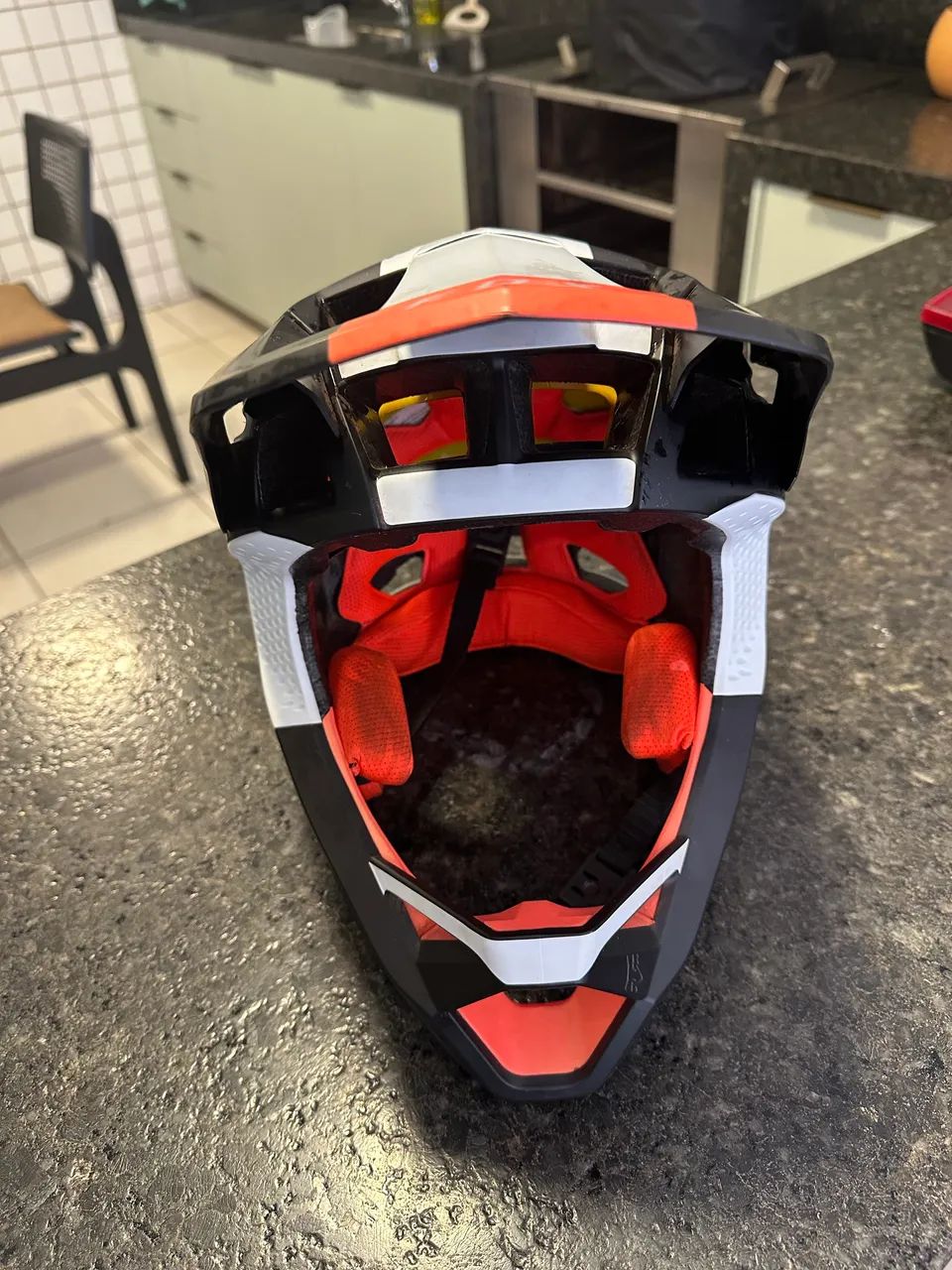 Profame Capacete Fox Full Face Profame - Blocked Preto Branco Laranja ...