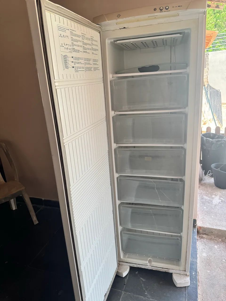 Vende-Se FREEZER VERTICAL ELETROLUX - Foto 3