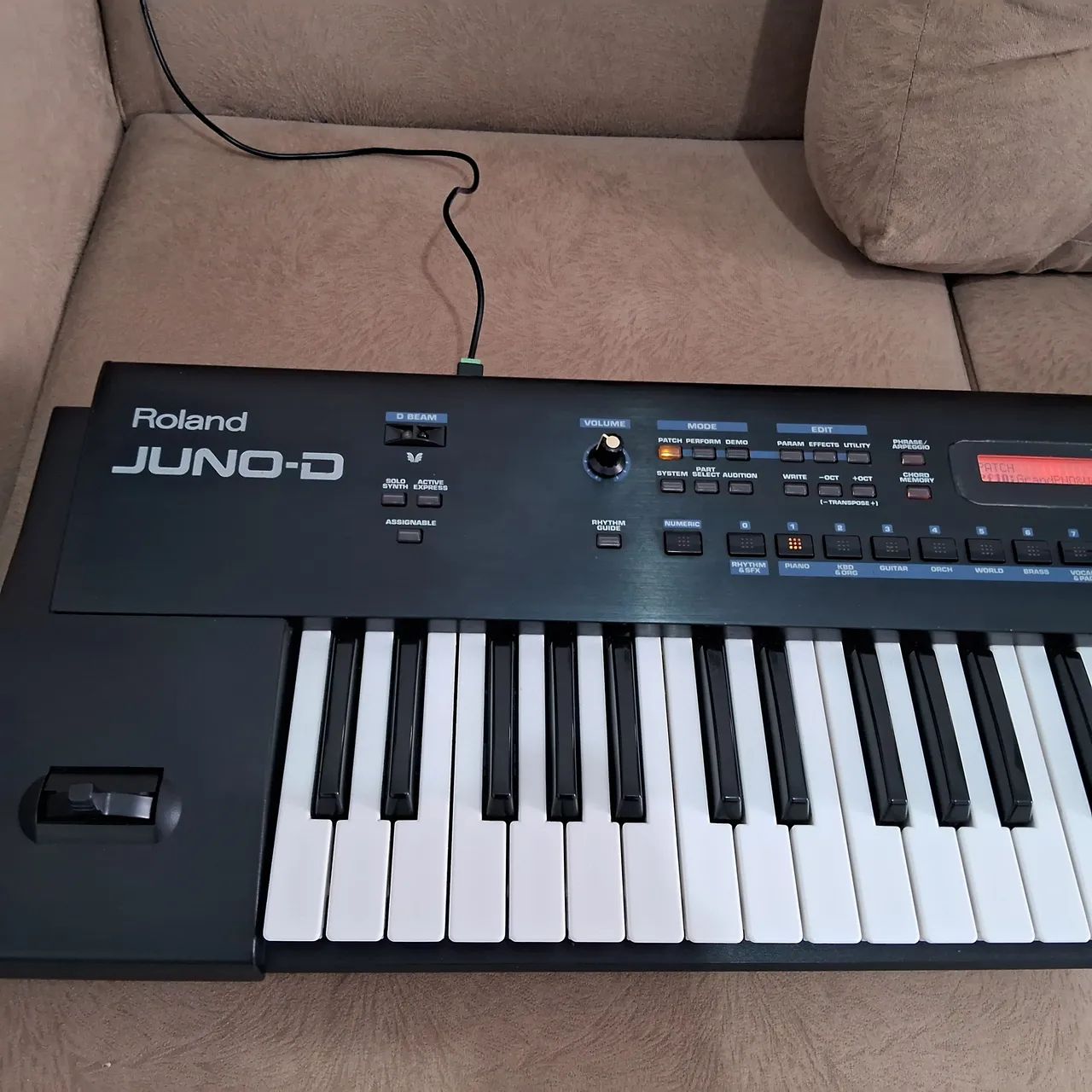 ROLAND JUNO-D 