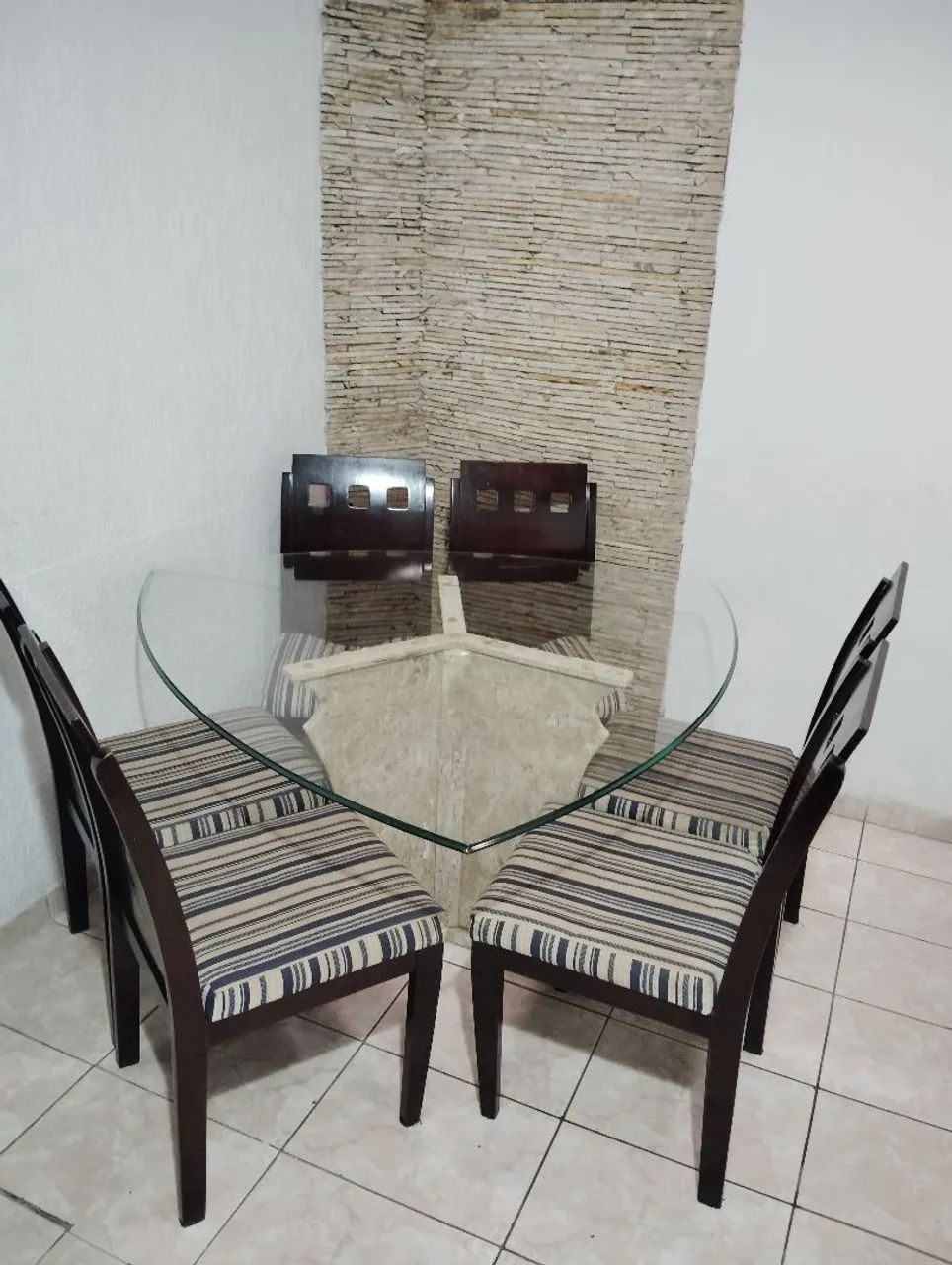 Vendo excelente mesa de vidro com seis cadeiras 