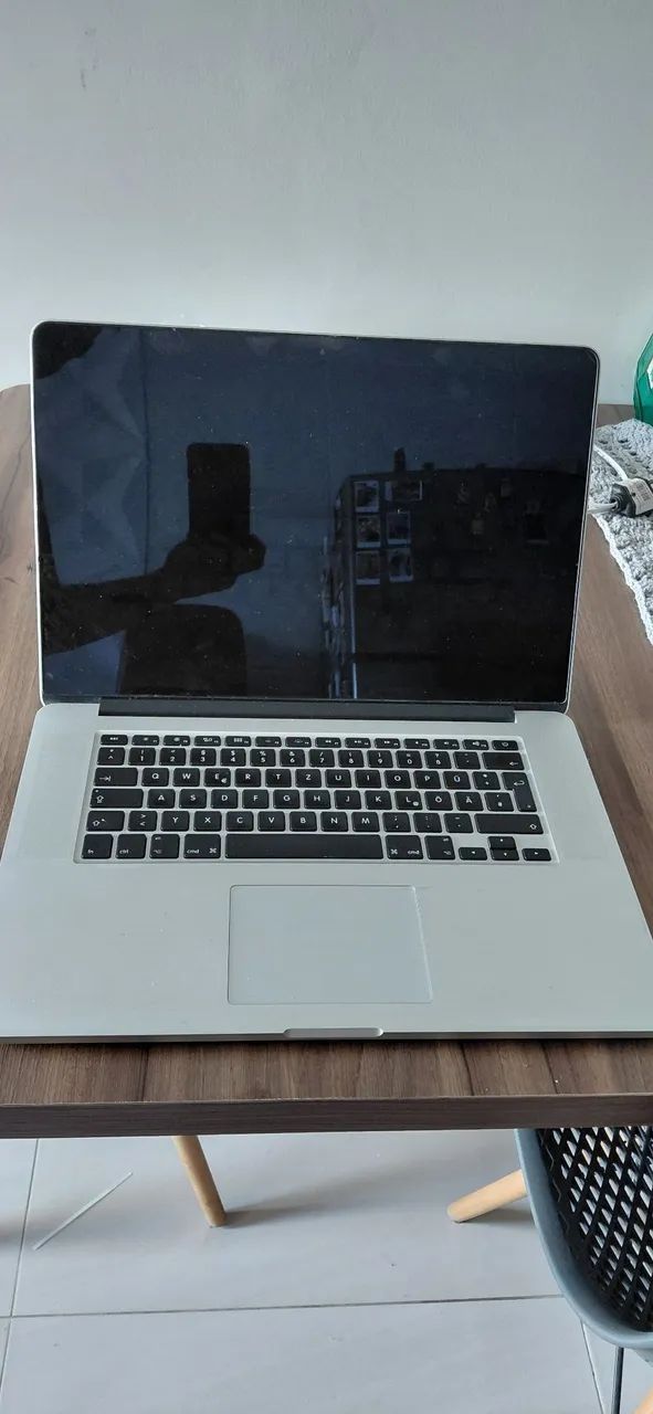 ? MacBook Pro Retina 15" ? Mid 2015<br>Modelo: A1398<br>EMC: 2910 - Foto 2