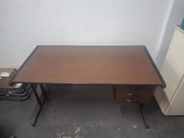 MESA ESCRITORIO DE EMPRESA,COM GAVETEIRO TAMANHO 1,40 X0 ,70