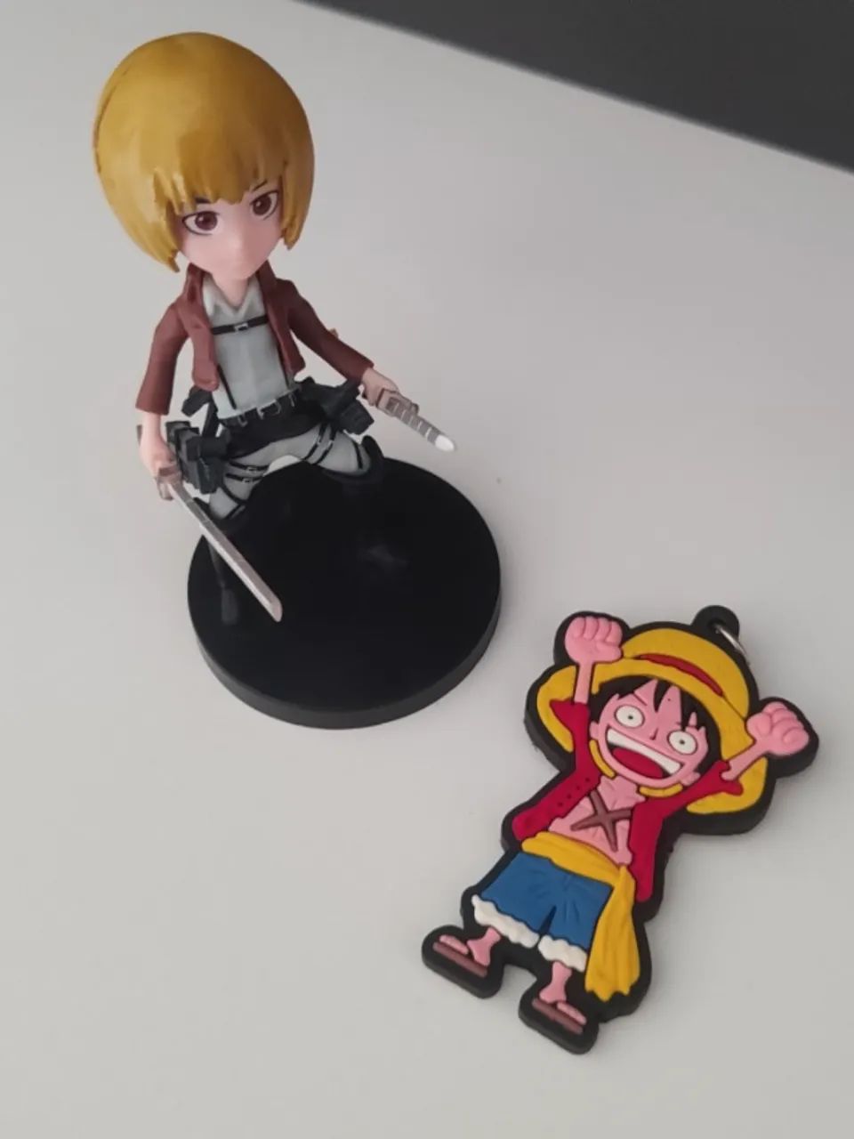 Boneco Armin Arlert de Attack on Titan + Chaveiro do Luffy (One Piece)
