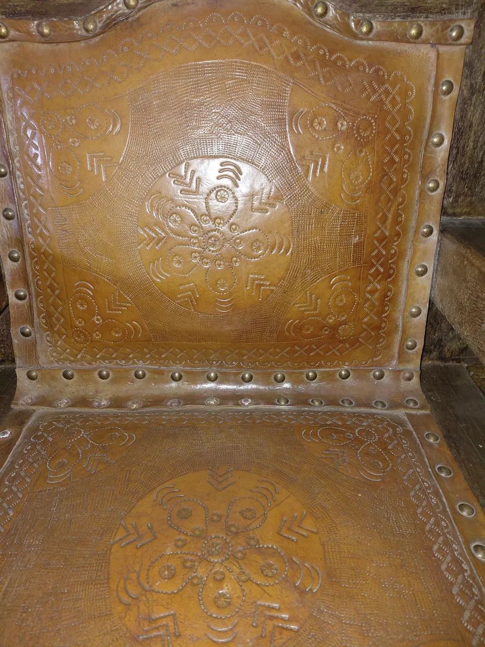 Conjunto de 1 sofá e 2 poltronas de couro feitos à mão. - Foto 5