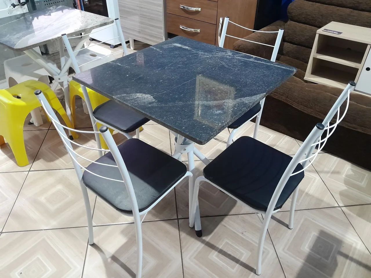 Mesa quadrada pedra granito com 4 cadeiras 