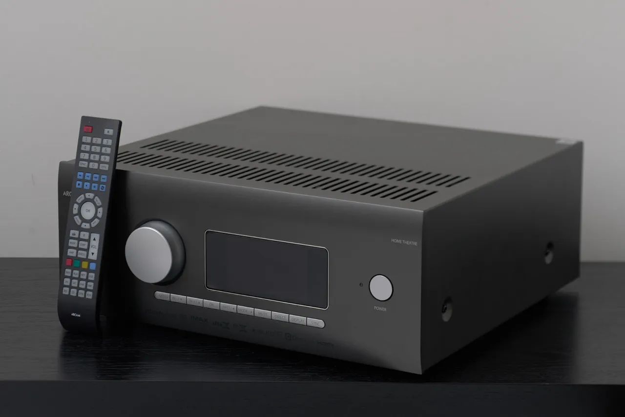 Receiver Hi-end Arcam AVR-10 - Atmos, Dolby Vision, Dirac Live