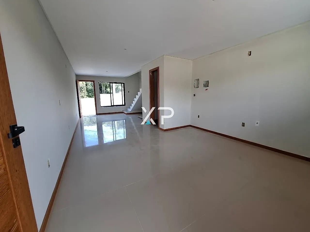 SOBRADO GEMINADO 2 SUÍTES E AMPLO TERRENO NOS FUNDOS - Foto 4