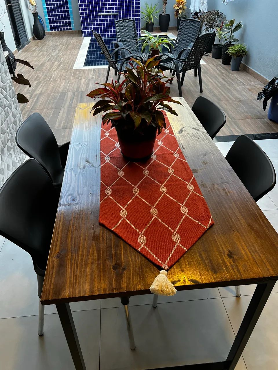 Mesa de madeira com quatro cadeiras 
