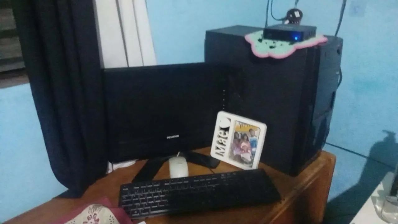 Computador quebrado para retirada de peças