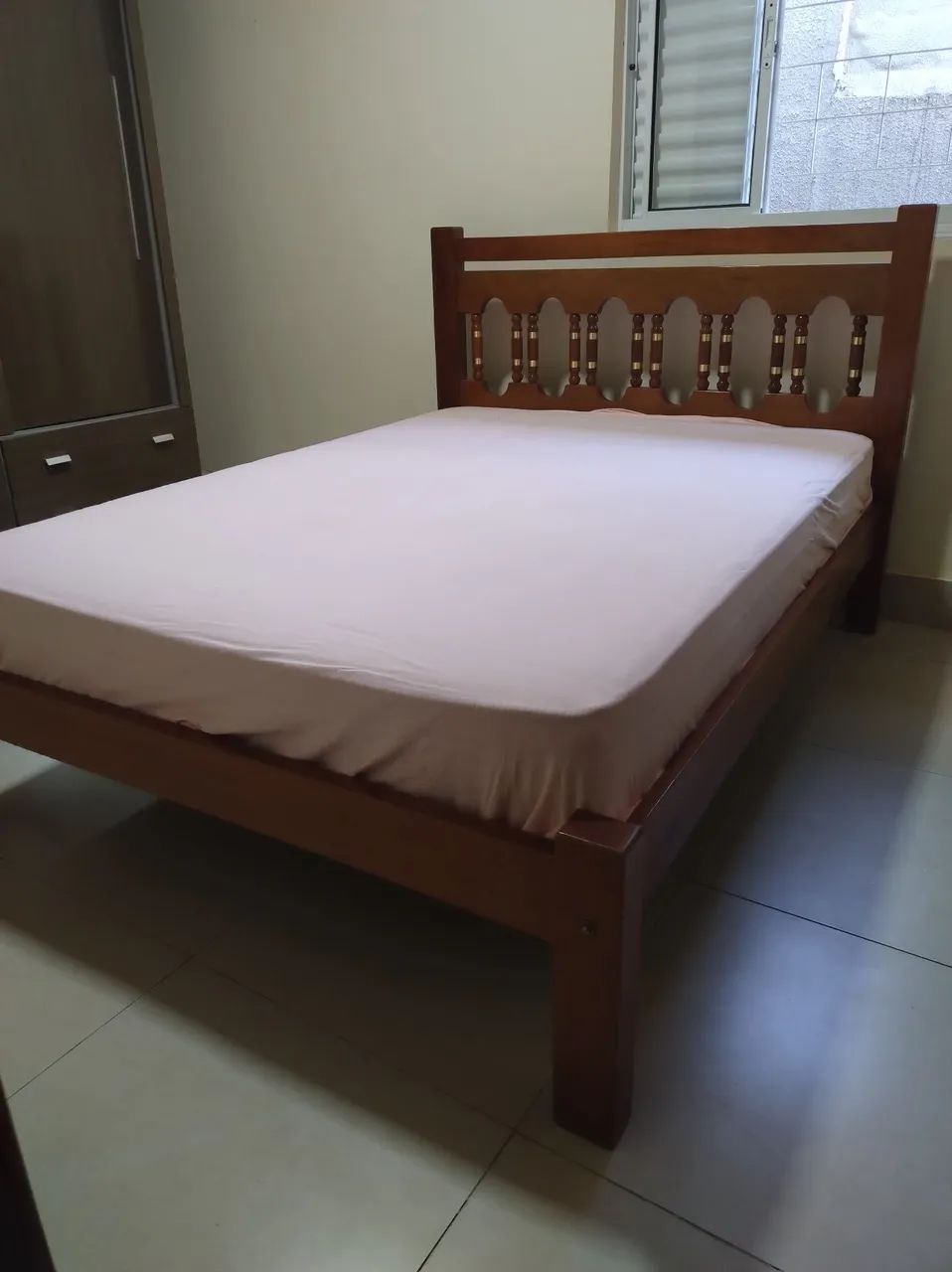 Cama de madeira maciça cerejeira e envernizada muito conservada  - Foto 4