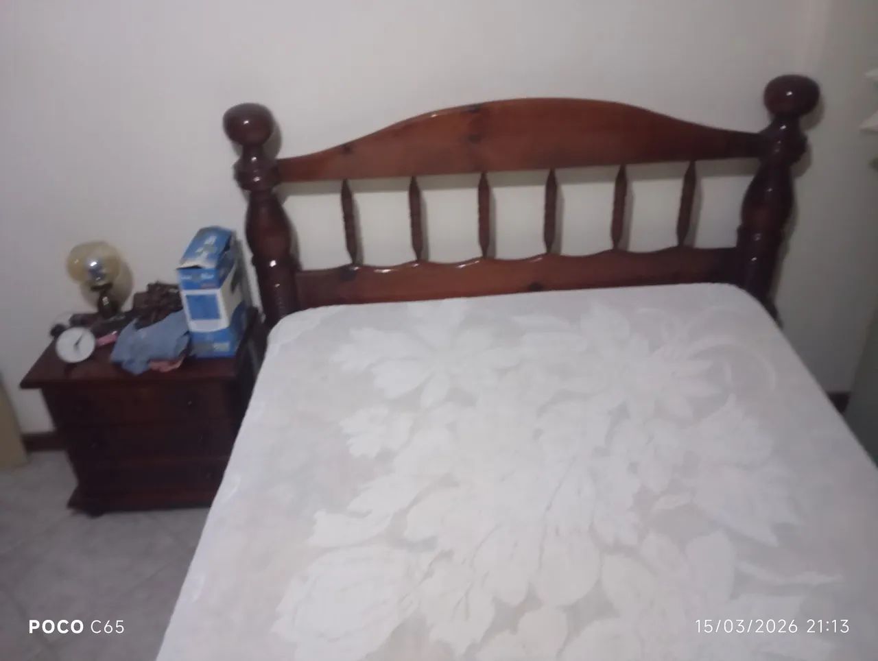 Cama de casal, madeira maciça com colchã e criado mudo