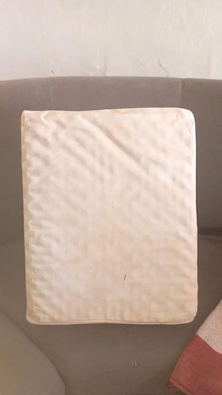 Travesseiro de encosto triangular 