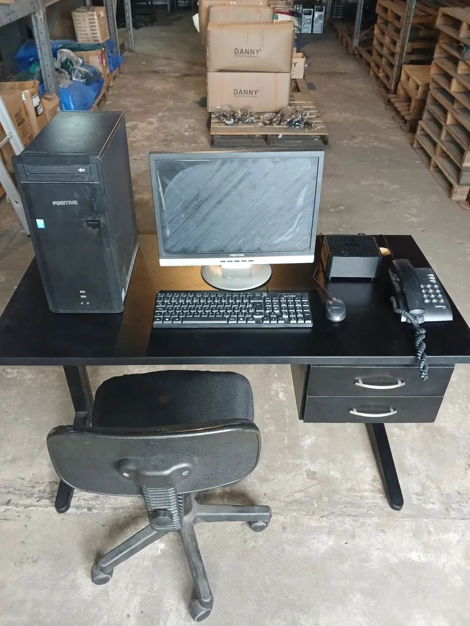 Mesa, cadeira, computador, estação de trabalho.