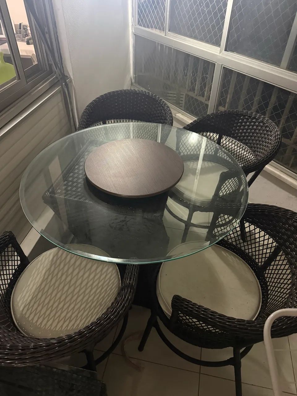 Mesa com tampo de vidro + 4 cadeiras - Excelente estado - Foto 2