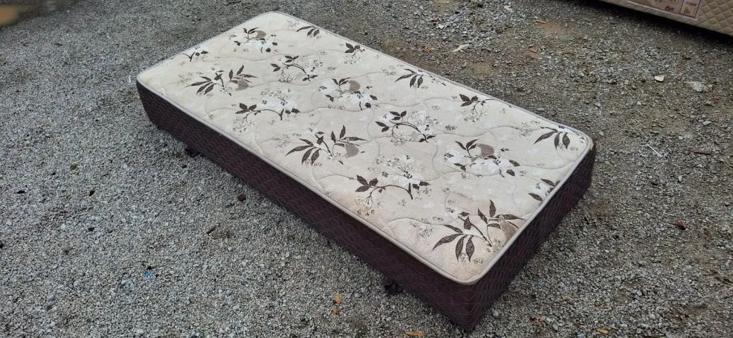 Base de cama branca e marrom, estampada, em bom estado.