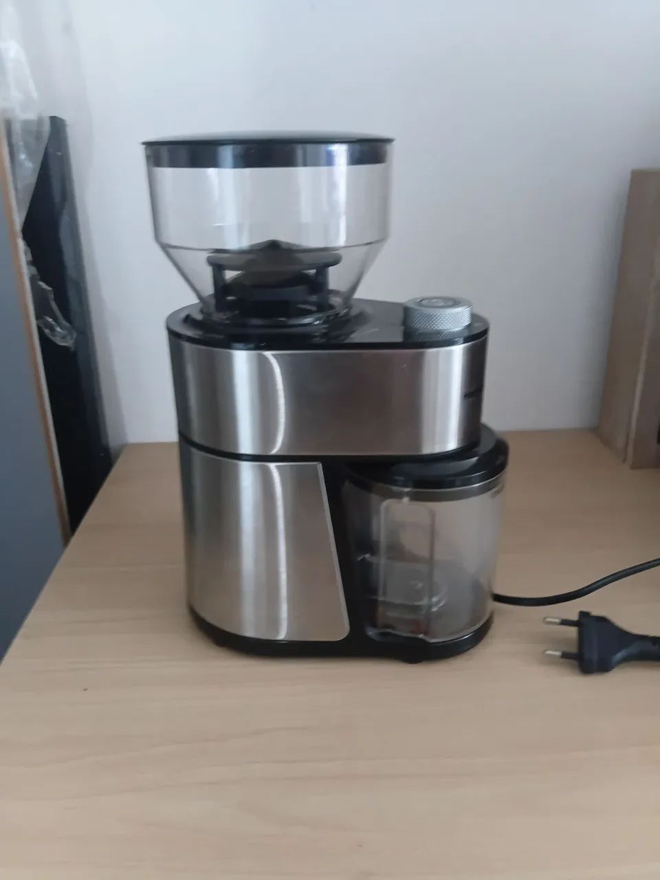 Moedor de Café Elétrico Hamilton Beach com Regulagem de Moagem e reservatório de grãos.
