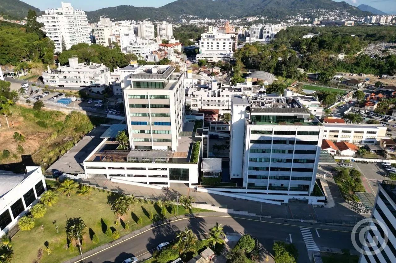 Sala comercial ampla com vagas de garagem na SC-401 - Foto 4