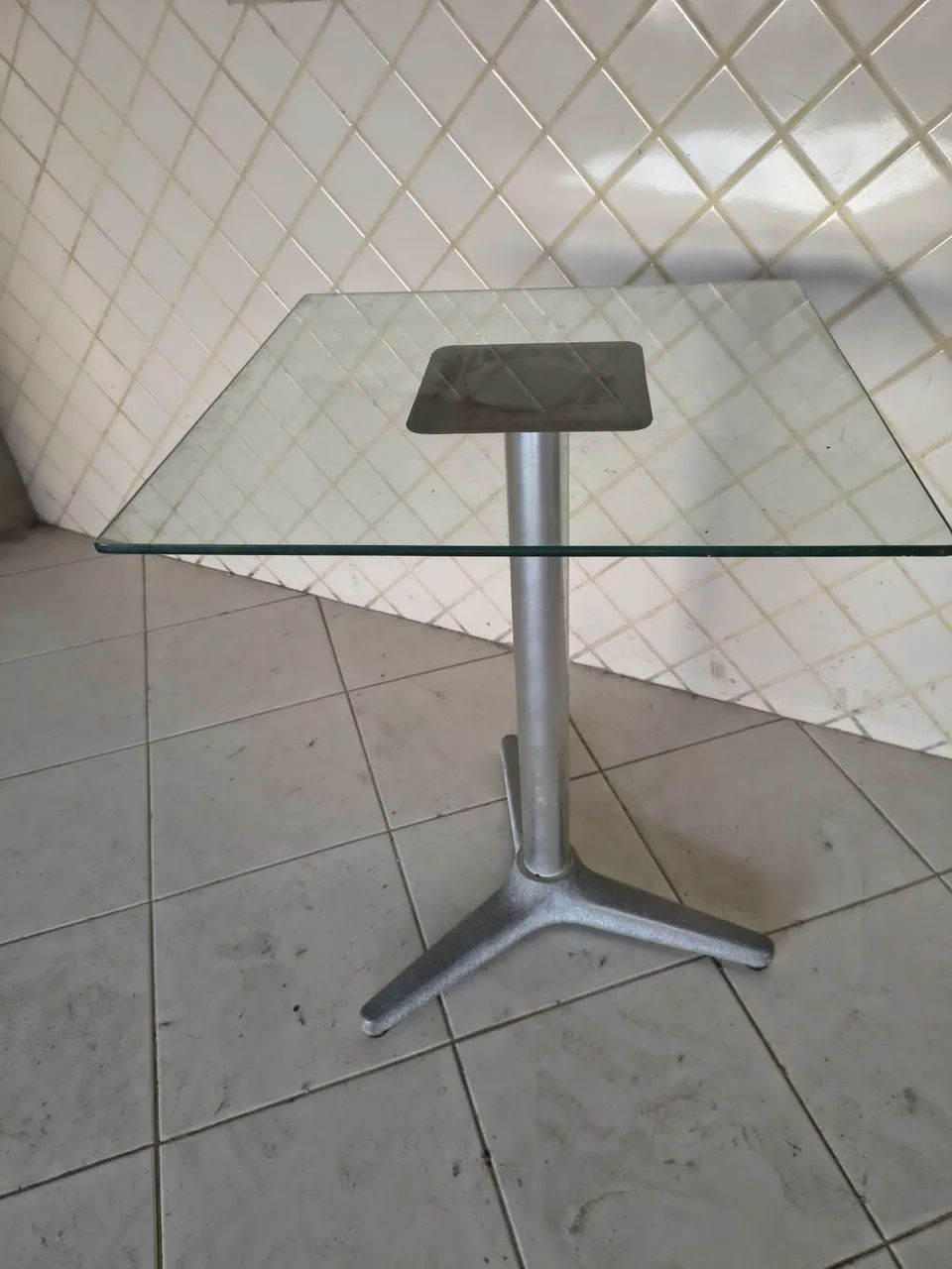 Mesa de vidro e base de alumínio 