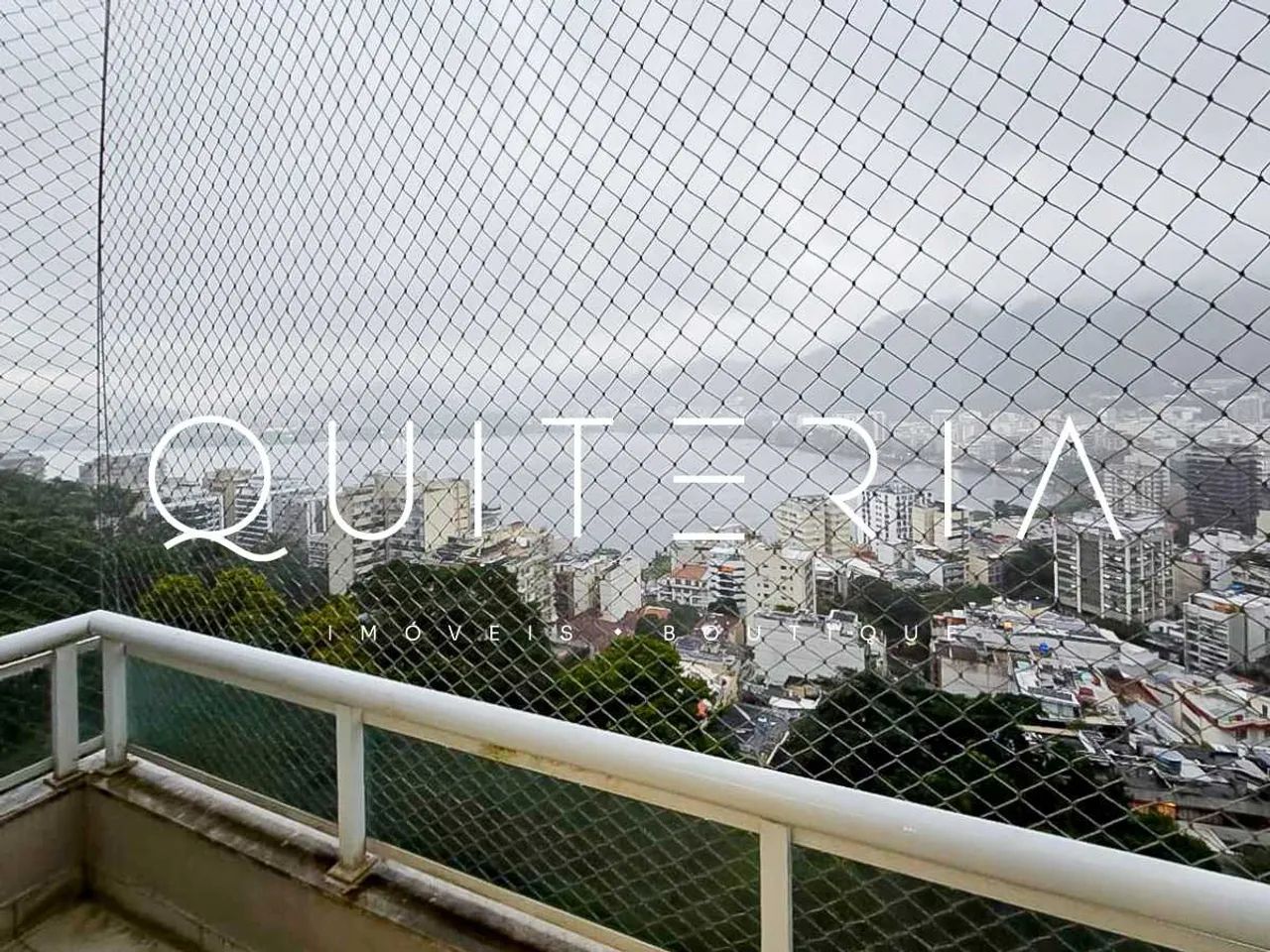 Cobertura duplex na Sacopã com 4 suítes e vista Lagoa