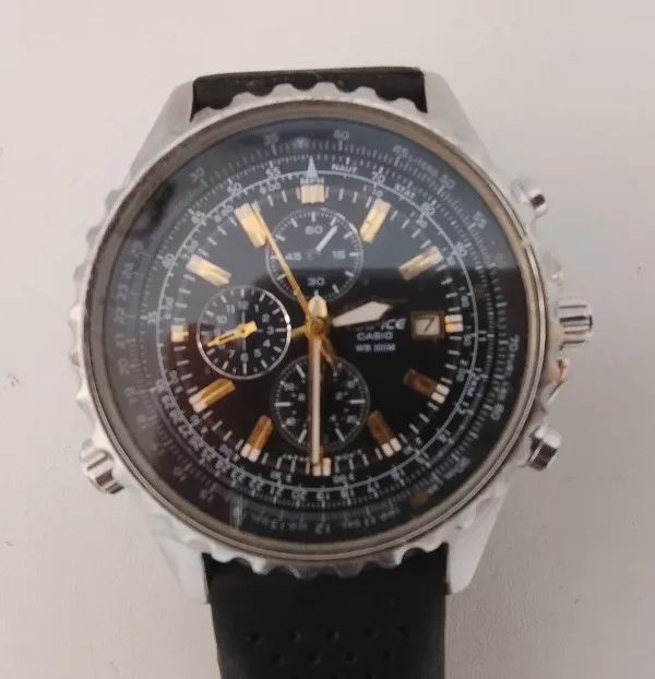 Relógio Casio Edifice com detalhes de ouro, a prova d'agua 100m, de quartzo com bateria