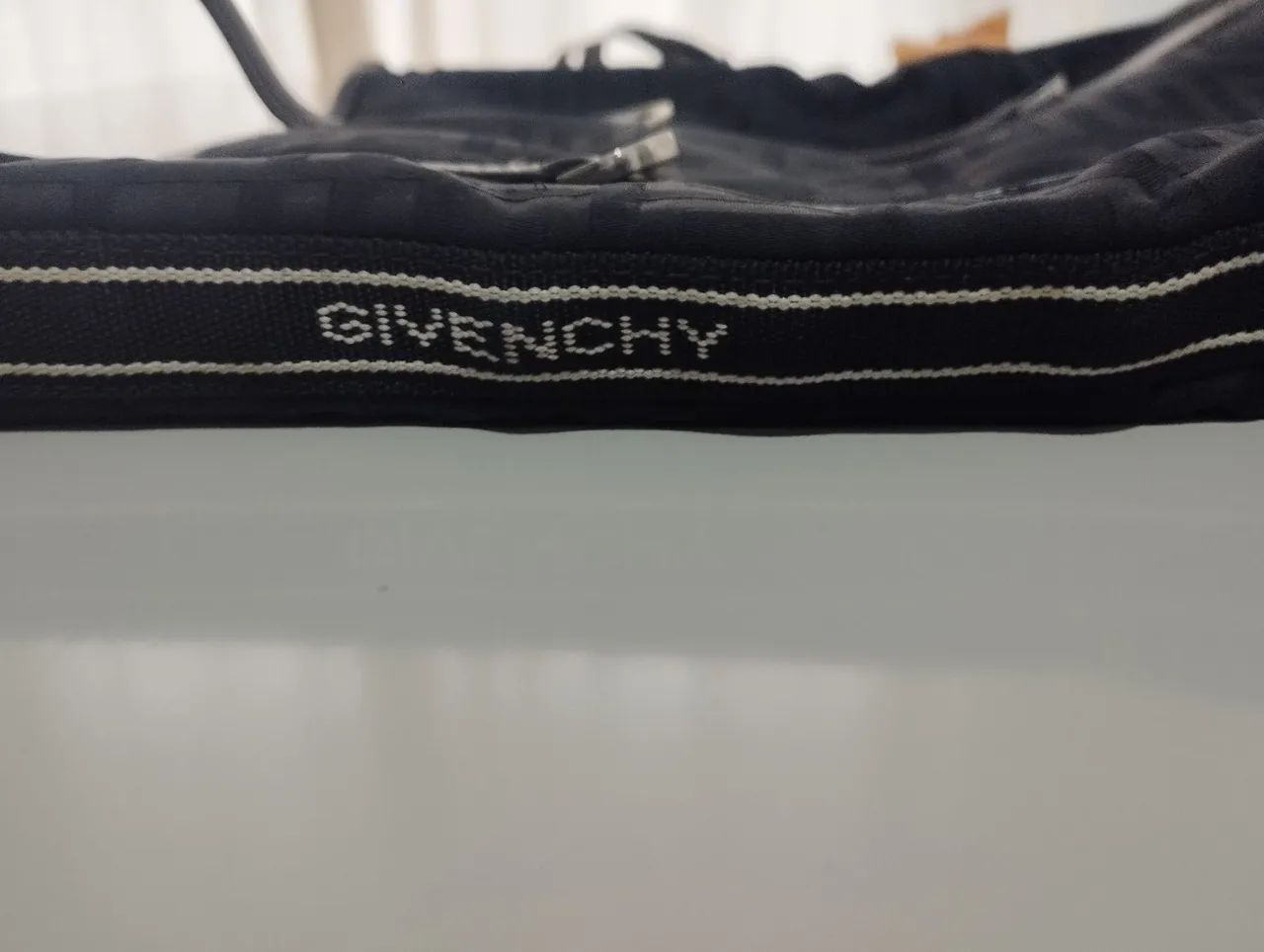 Boas de grife VIGENCHY da TOTEM