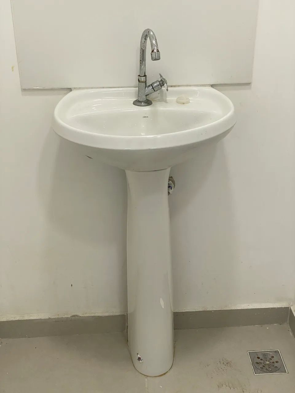 Pia para banheiro com coluna