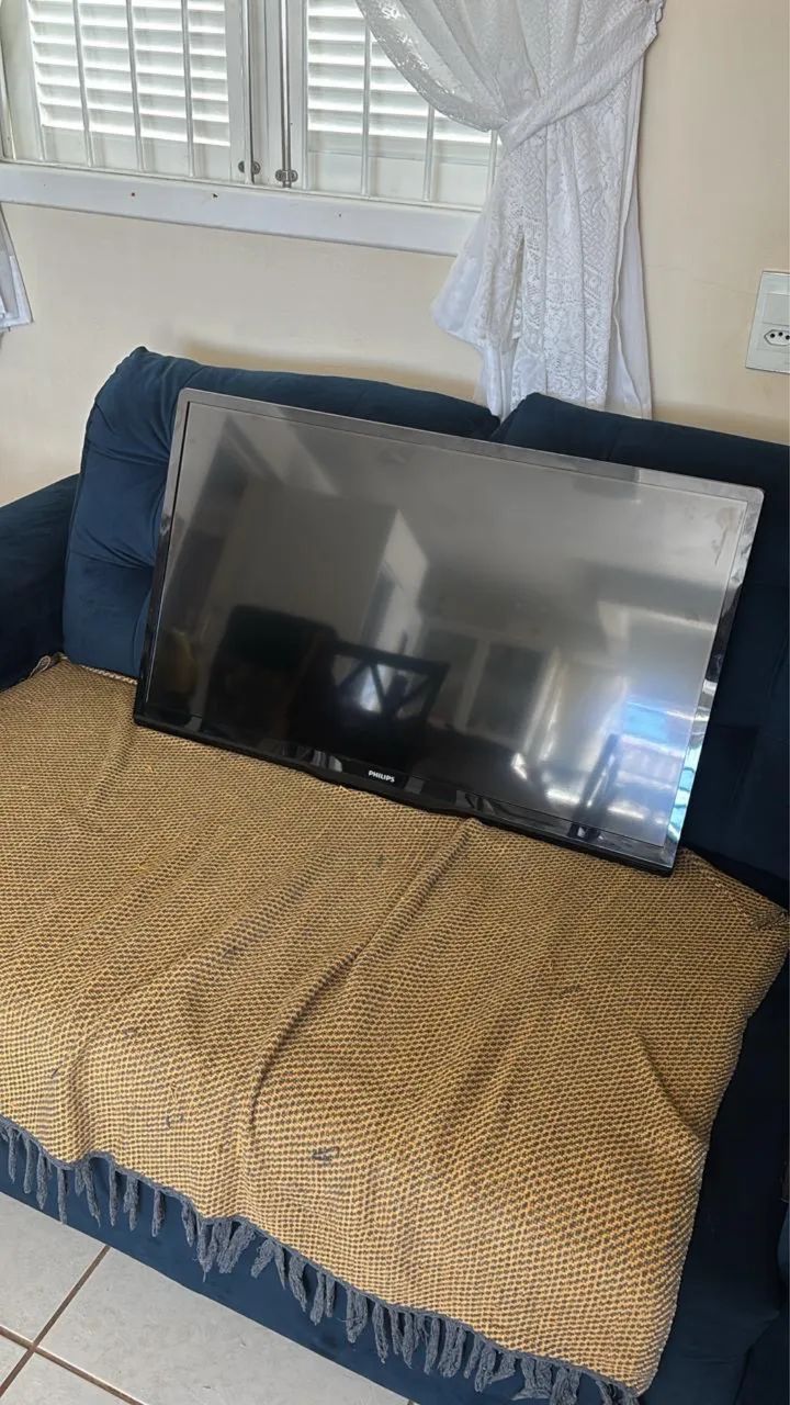 TV 32 polegadas Phillips! Não é Smart!!