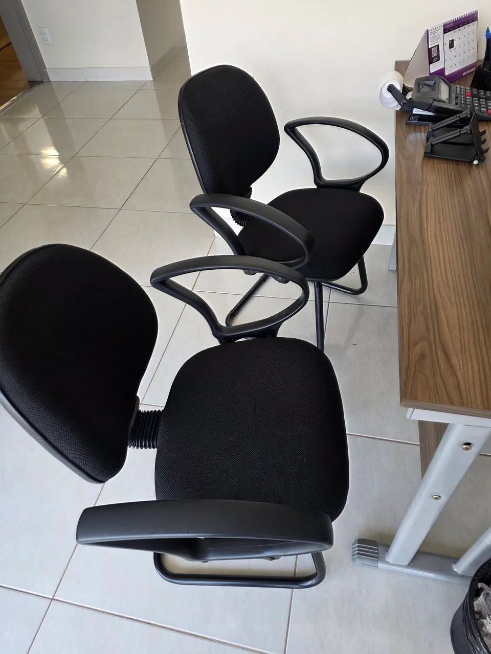 Cadeiras para escritório ou recepção. 