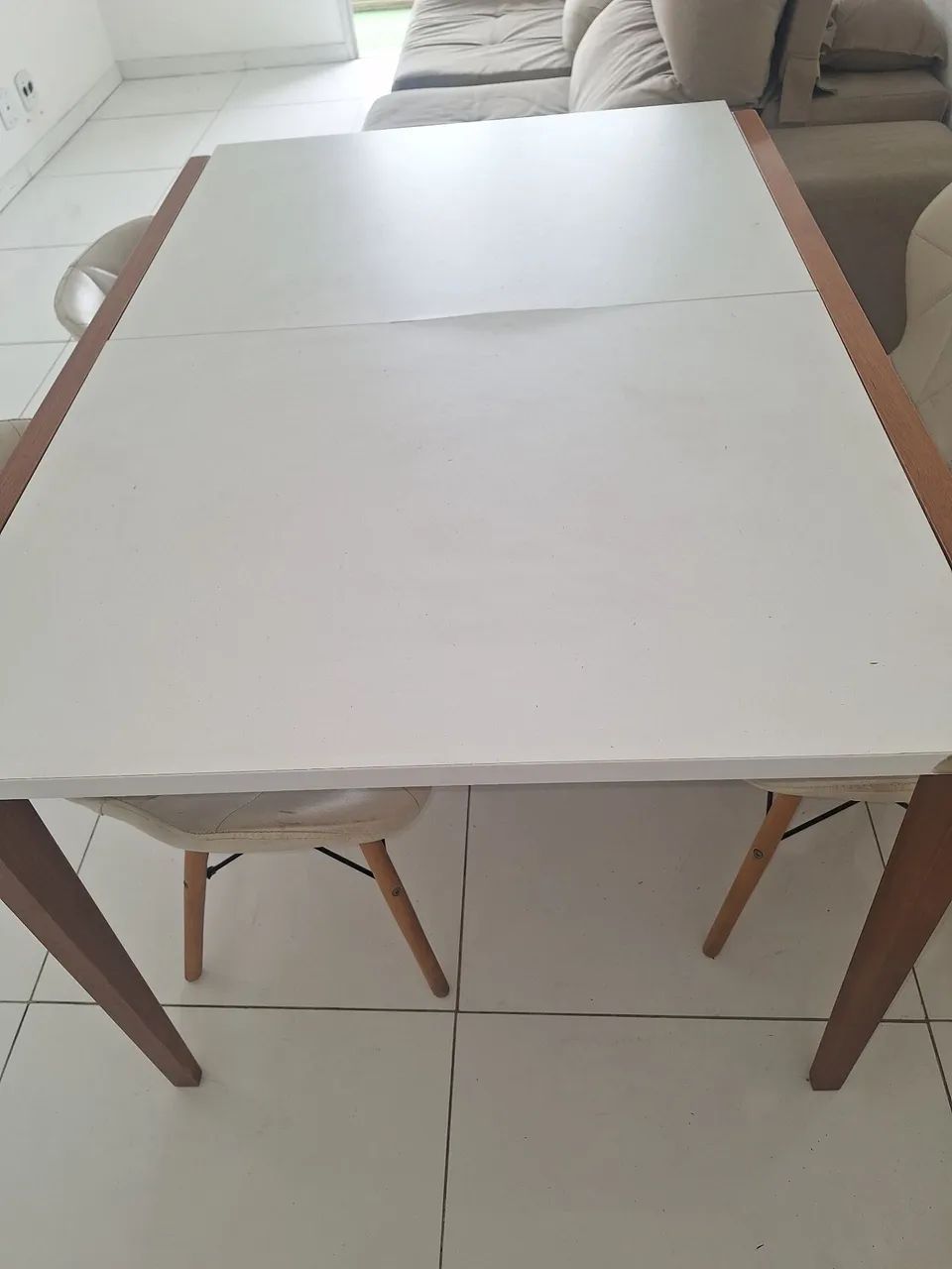 Vendo mesa com extensor e 04 cadeiras