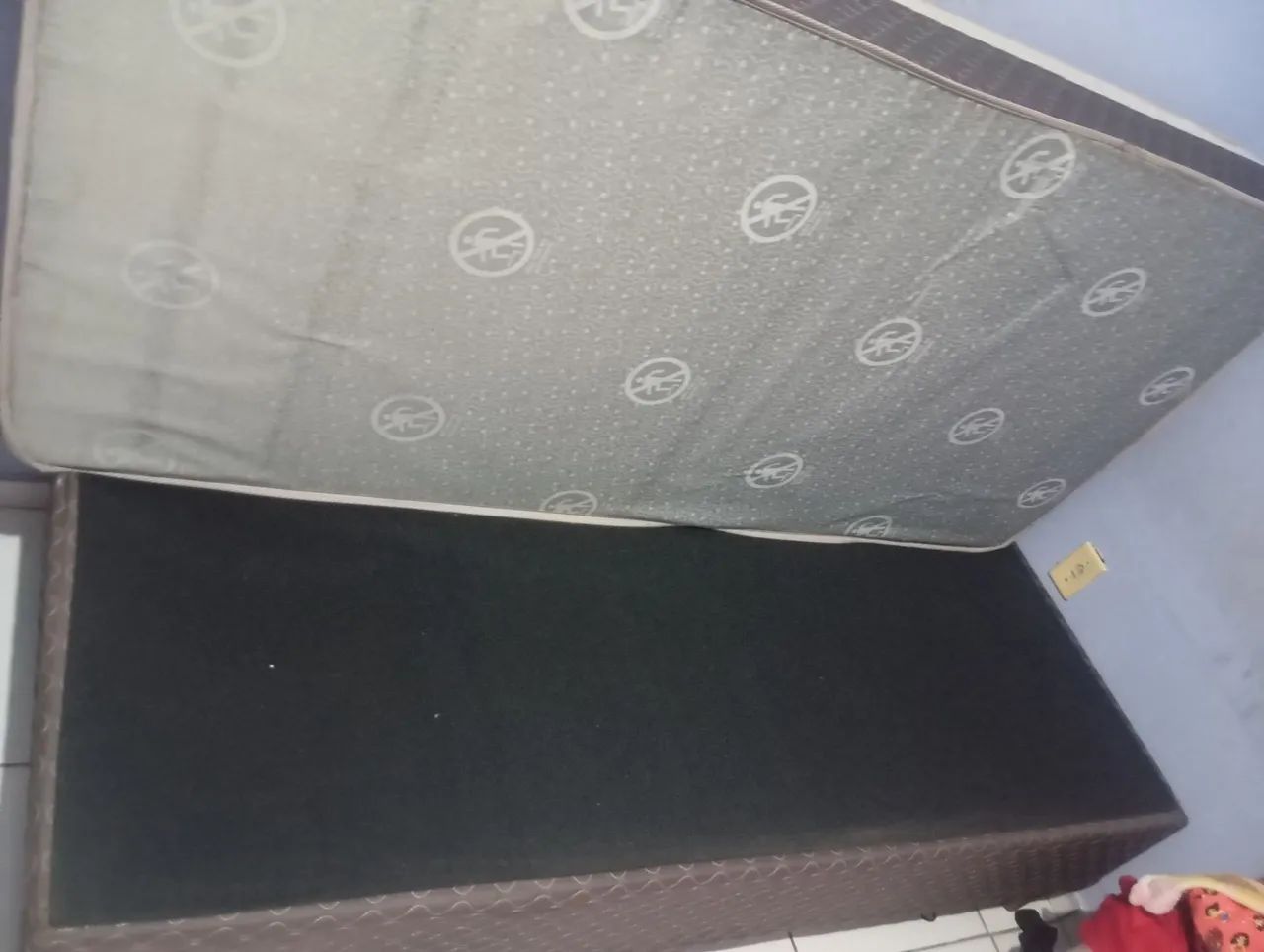 Vendo cama box solteiro e uma infantil. Pra vender logo 